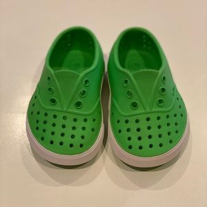 VGUC SZ 5 NATIVE SHOES - GREEN